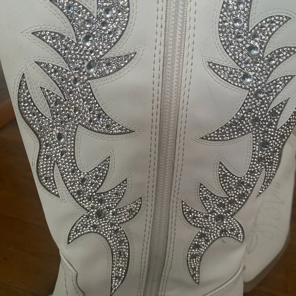Chic White Embroidered Heeled Boots - Picture 3 of 4